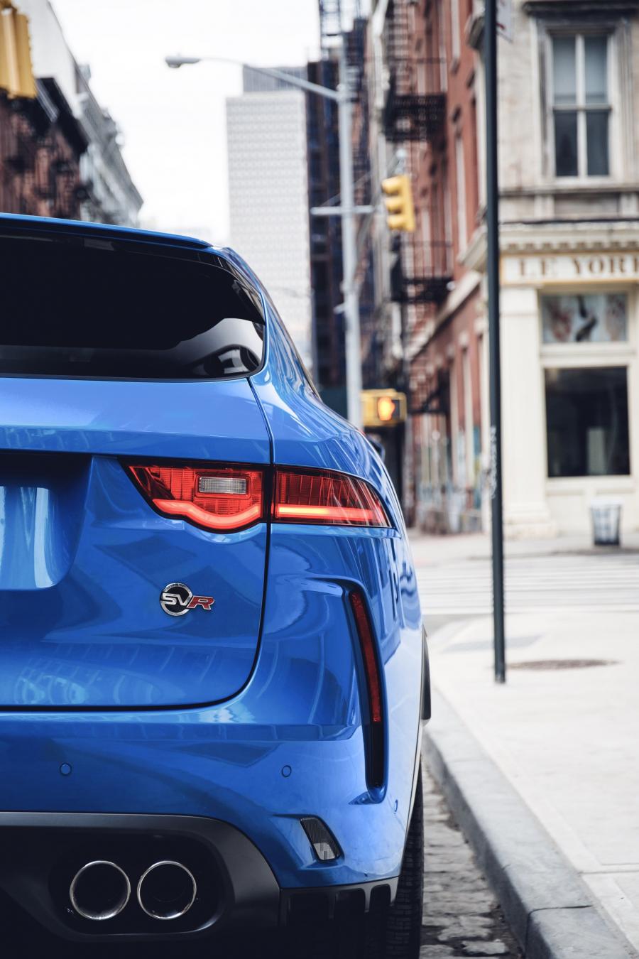 Детали экстерьера Jaguar F-Pace SVR 2018 года  (NA) (фото 2 из 40)